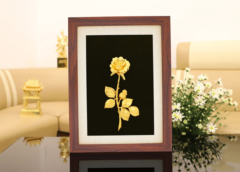 Có giá bán 3 triệu đồng. Tranh bông hồng vàng là một trong những mẫu thiết kế mới nhất của Royal Gift trong năm 2020