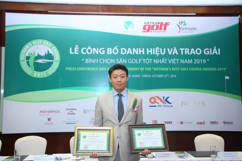 Đại diện sân Sky Lake nhận giải thưởng Sân được bảo dưỡng tốt nhất và Top 10 sân golf hàng đầu Việt Nam tại Lễ công bố danh hiệu và trao giải “Bình chọn sân golf tốt nhất Việt Nam 2019”