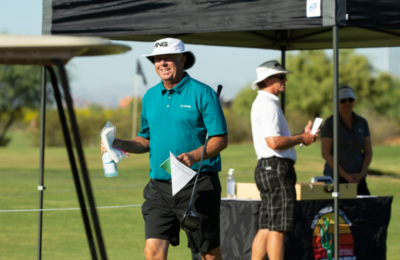 Tay golf của PGA Tour Champions Kirk Triplett nhận phiếu ghi điểm, yardage sheet, khăn lau tay và chai xịt khử trùng. Ảnh: Rob Schumacher/USA TODAY Sports.