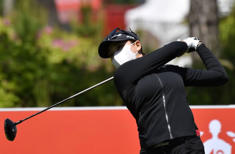 Tay golf người Hàn Quốc Kang Ji-won đeo mặt nạ khi tee off