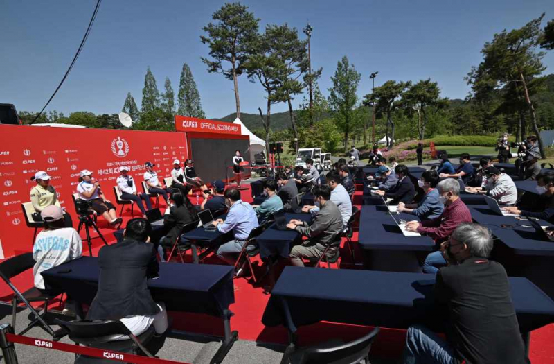 Các tay golf Hàn Quốc (LR) Lee Jeong-eun, Jang Ha-na, Choi Hye-jin, Park Sung-hyun, Kim Sei-young và Cho A-yean tham dự một cuộc họp báo ngoài trời. Ảnh: Jung Yeon-je / AFP