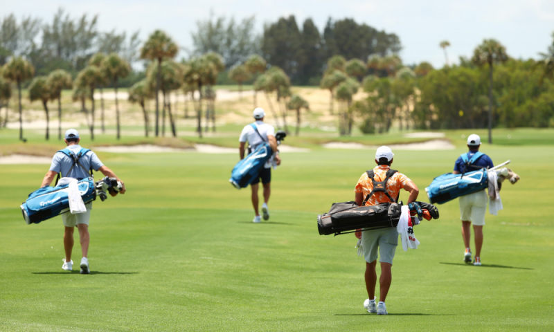 Các golfer tự mang túi gậy (Ảnh: Golfweekk)
