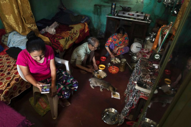 Căn phòng lụp xụp nơi gia đình Pratima Sherpa sinh sống