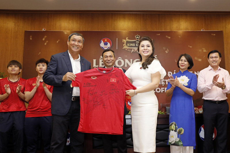 HLV trưởng ĐT nữ QG Mai Đức Chung tặng bà Lê Hoàng Diệp Thảo áo thi đấu với chữ ký của các tuyển thủ. Ảnh VFF