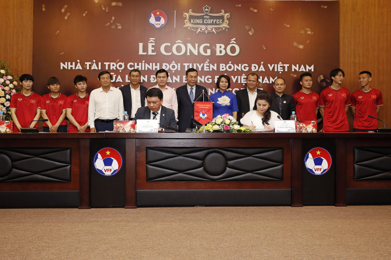Lễ ký và công bố nhà tài trợ chính giữ liên đoàn bóng đá Việt Nam và thương hiệu King Coffee. ảnh VFF