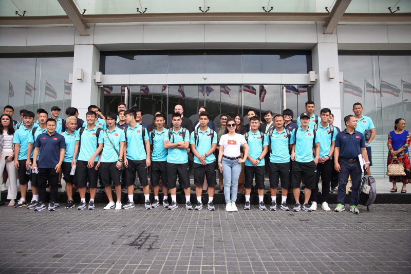 Bà Lê Hoàng Diệp Thảo chụp hình cùng các cầu thủ Việt Nam tại Thái Lan