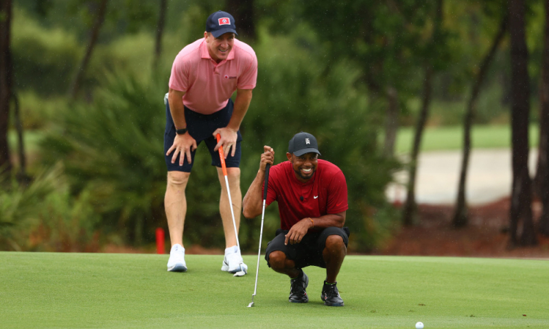 Tiger Woods tái xuất trong trang phục áo đỏ truyền thống