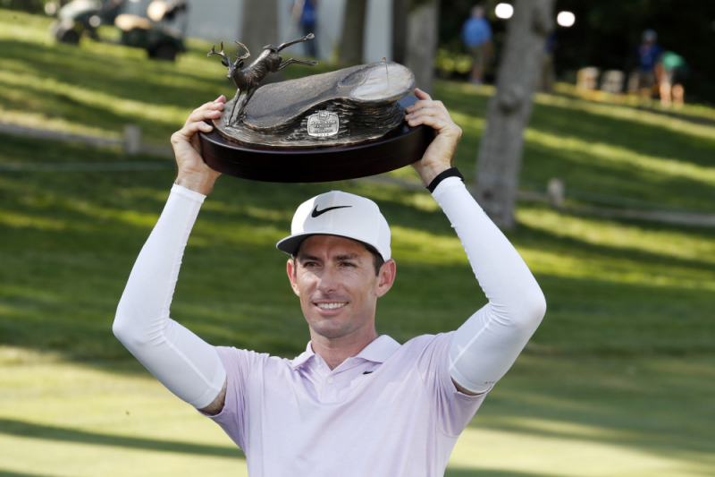 Ngoài có danh hiệu PGA Tour đầu tiên, chiếc cúp Dylan Frittelli nâng trên tay còn mang lại cho golfer người Nam Phi 1,08 triệu USD và suất dự The Open