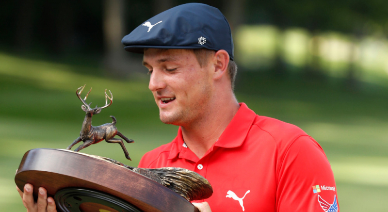 Bryson DeChambeau nâng trên tay chiếc cúp quen thuộc của John Deere Classic 2017