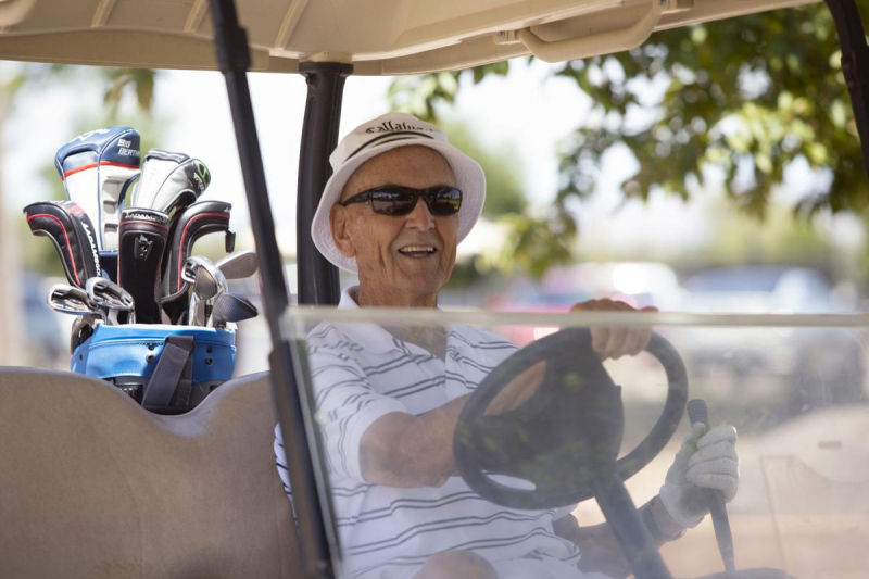 Ở tuổi 90, cụ ông Jim Nelson vẫn thường xuyên ra sân golf (Ảnh: gjsentinel.com)