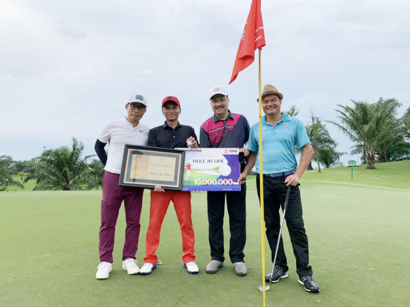 Golfer Lê Duy Nam (thứ 2, trái sang) ghi HIO