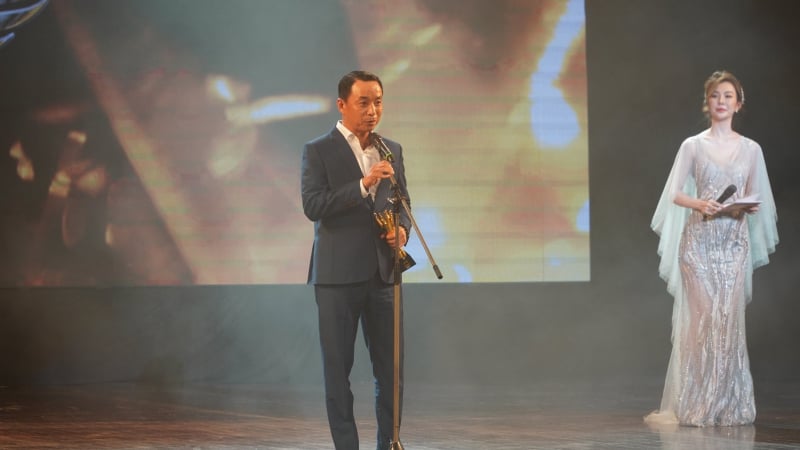 Tổng thư ký Hội golf TP Hà Nội Lê Hùng Nam đại diện nhận giải thưởng Hội golf của năm (Ảnh: Đoàn Quân)