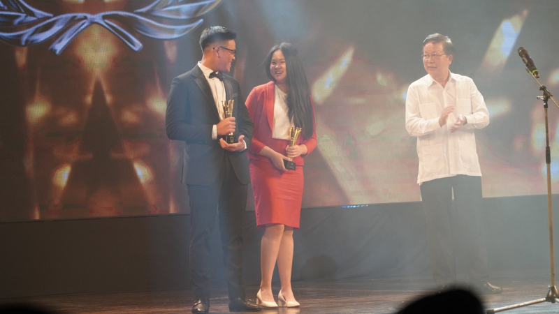 Golfer Nguyễn Bảo Long và Hanako Kawasaki nhận giải VĐV nam/nữ nghiệp dư của năm (Ảnh: Đoàn Quân)