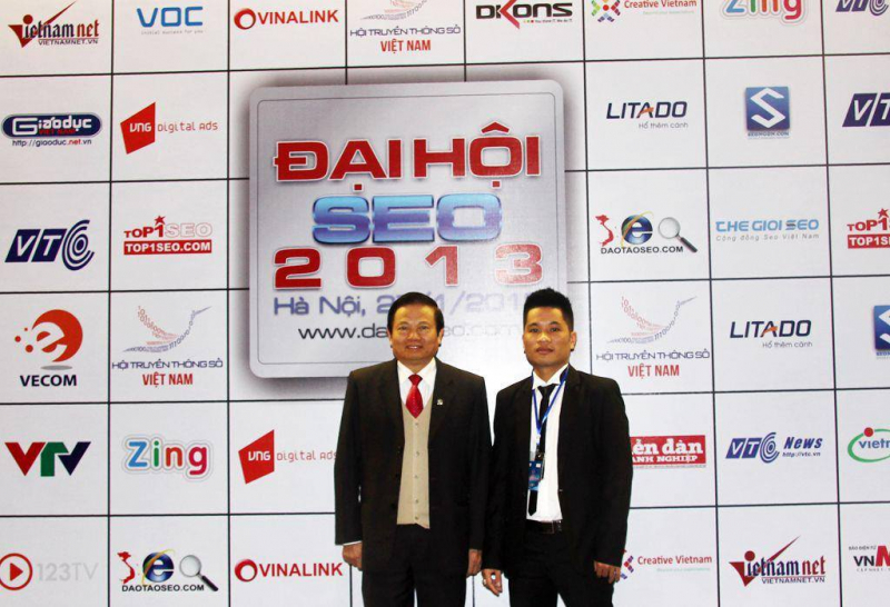 Ông Nguyễn Đình Toản – CEO của VOC (bìa phải) chụp ảnh lưu niệm cùng ông Lê Doãn Hợp, nguyên Bộ trưởng Bộ thông tin và truyền thông