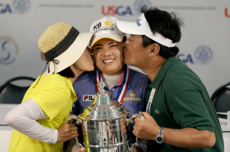 Park Inbee, golfer người Hàn Quốc (giữa) đã giành chiến thắng US Women's Open 2013 tại Sebonack ở Southampton, New York.