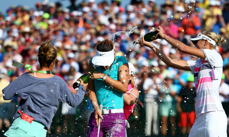 Michelle Wie và rượu sâm banh sau vòng chung kết US Women's Open tại Pinehurst.