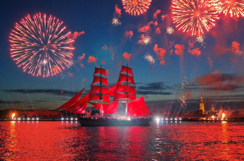 Lễ Hội Cánh buồm đỏ diễn ra trên bờ sông Neva ở Saint Petersburg và Scarlet Sails vào ngày 18 – 25/6 hàng năm
