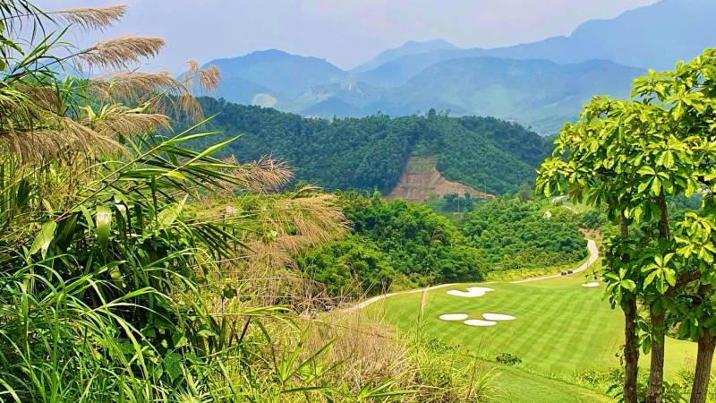 Phat-dong-chuong-trinh-Kich-cau-du-lich-Tay-Bac-choi-golf-o-Hoa-Binh (2)