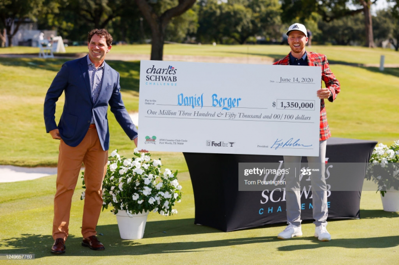 Daniel Berger nhận 72 điểm xếp hạng OWGR và 1,35 triệu USD tiền thưởng sau chiến thắng Charles Schwab Challenge 2020 (Ảnh: Getty Images)