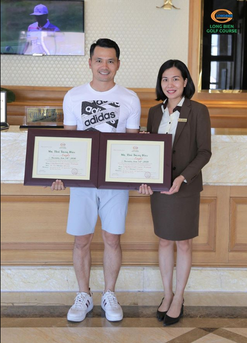 Golfer Thái Trung Hiếu nhận chứng nhận từ đại diện sân golf Long Biên