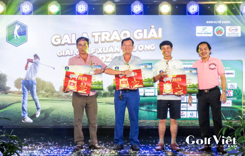 Ông Biện Trường Giang trao giải cho 3 golfer xuất sắc tại bảng B