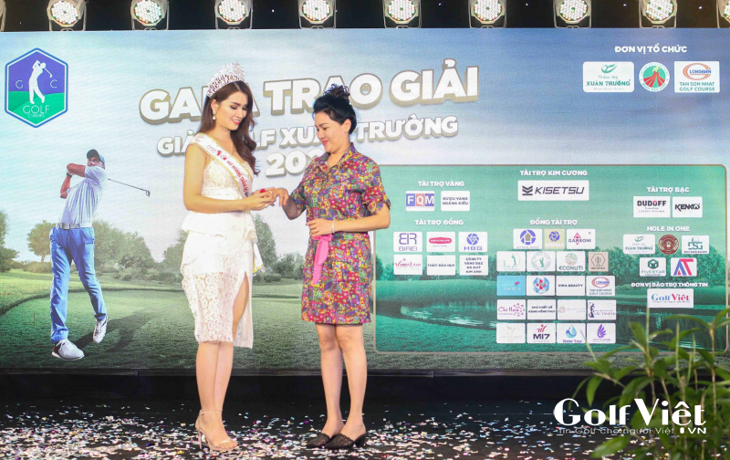 Nữ golfer may mắn nhận được chiếc nhẫn kim cương trong phần Lucky Draw