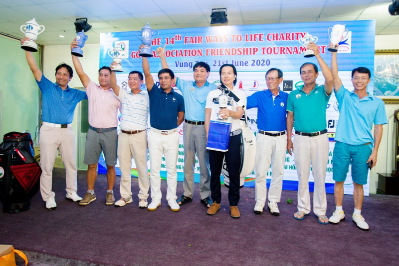 Nhà vô địch Nguyễn Bá Phúc (thứ 6 từ trái sang) cùng các golfer đạt giải