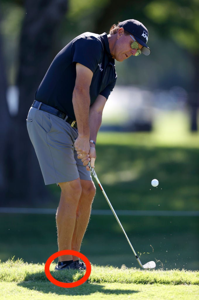 Trọng tâm của Phil Mickelson dồn về phía trước khi thực hiện cú chip (Ảnh: Golf.com)