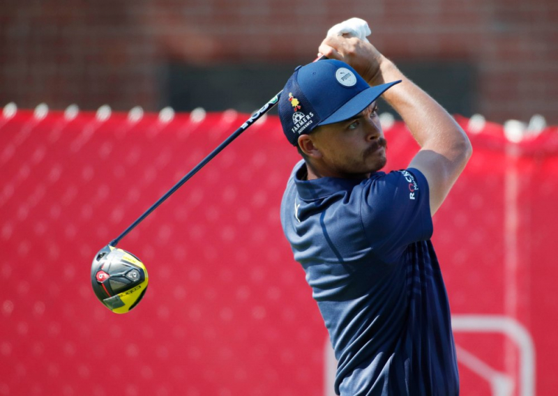 Cú tee shot mở màn của Rickie Fowler