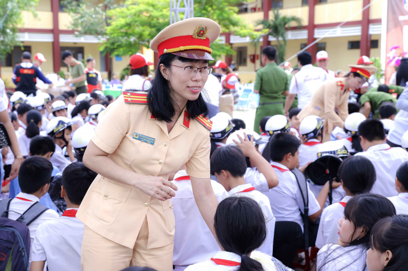 Đ/c Trung Tá Nguyễn Thị Thanh Nga, Phó trưởng phòng CSGT, CA tỉnh Bình Dương tuyên truyền an toàn giao thông cho các em học sinh.