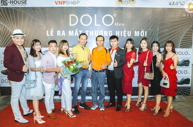 Năm 2019, ông Đỗ Mạnh Quỳnh cùng các cộng sự đã mạnh dạn triển khai sản phẩm giày da cao cấp và các phụ kiện đi kèm với thương hiệu Dolo Men.