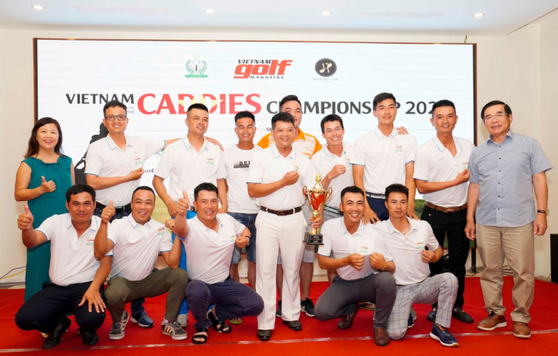 Các thành viên của đội sân Long Biên bảo vệ thành công chức vô địch (Ảnh: VGM)
