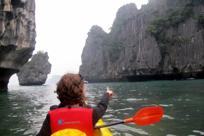 Chèo thuyền kayak - Một trải nghiệm đầy thú vị để khám phá vịnh Hạ Long (Ảnh: Du lịch Hạ Long)