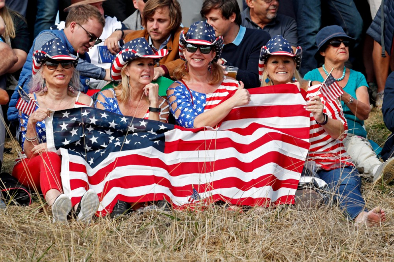 Fan tuyển Mỹ cổ vũ ở hố 15, sân Le Golf National ngày khai màn Ryder Cup lần thứ 42 (Ảnh: Brian Spurlock/USA Today)