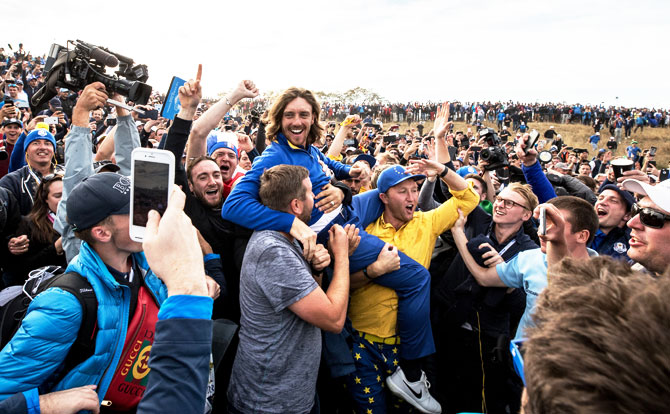 Khoảnh khắc ăn mừng chiến thắng của Tommy Fleetwood cùng fan trong ngày Ryder Cup 2018 hạ màn (Ảnh: Richard Heathcote/Getty Images)