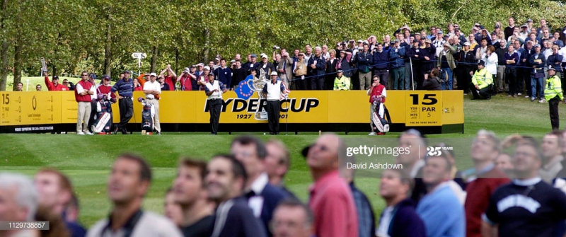 Người hâm mộ dõi theo cú phát bóng của Tiger Woods tại Ryder Cup 2002 ở Brabazon Course, Anh. Đây là năm đầu tiên giải đồng đội tổ chức theo năm chẵn và duy trì đến nay do vụ khủng bố ngày 11/9/2001 khiến giải bị dời sang năm 2002 (Ảnh: David Ashdown/Getty Images)