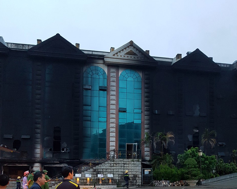 Mặt ngoài nhà điều điều hành Sân Golf Phượng Hoàng ở xã Lâm Sơn (Lương Sơn) bị nhuộm đen sau vụ hỏa hoạn.