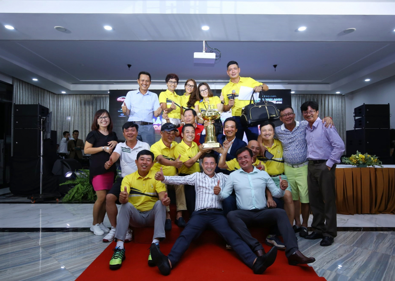 Các thành viên CLB Golf họ Nguyễn phía Nam tại giải golf của CLB Doanh nhân 2030