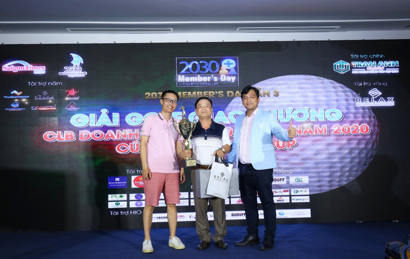 Golfer Trần Sỹ Tuấn (giữa) nhận cúp Best Net từ Chủ tịch CLB Doanh nhân 2030 Dương Long Thành (bìa phải)