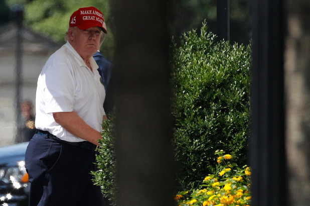 Tổng thống Donald Trump đến Nhà Trắng sau một ngày chơi golf (Ảnh: New York Post)