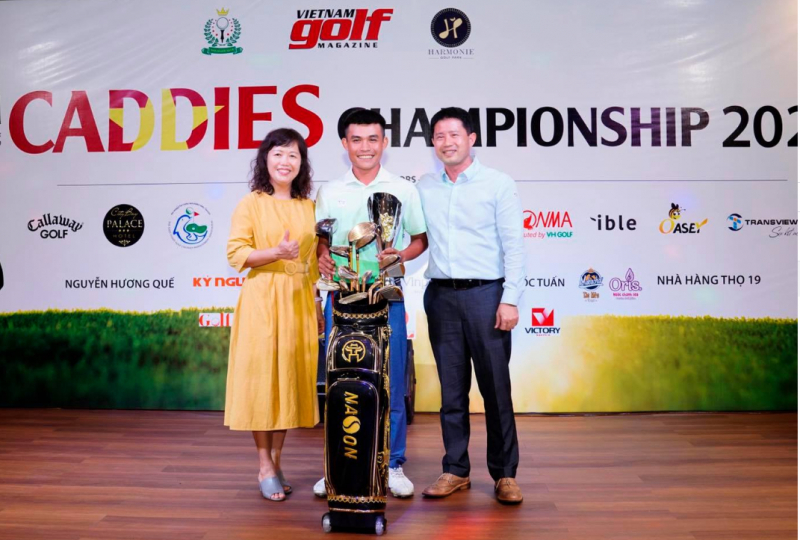 Bà Vũ Vân Yến, đại diện Tạp chí Golf Việt Nam trao giải cho golfer Nguyễn Khoa Nam (Ảnh: VGM)