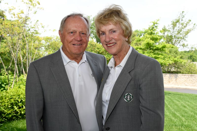 Jack Nicklaus và Barbara chụp hình lưu niệm tại Memorial Tournament 2019 (Ảnh: Golf Digest)
