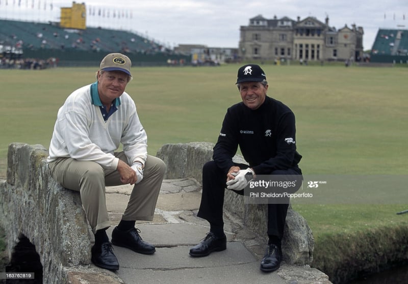 Hai huyền thoại Jack Nicklaus (trái) và Gary Player (phải) trên cây cầu Swilcan ở British Open Golf Championship 2000 (Ảnh: Getty Images)
