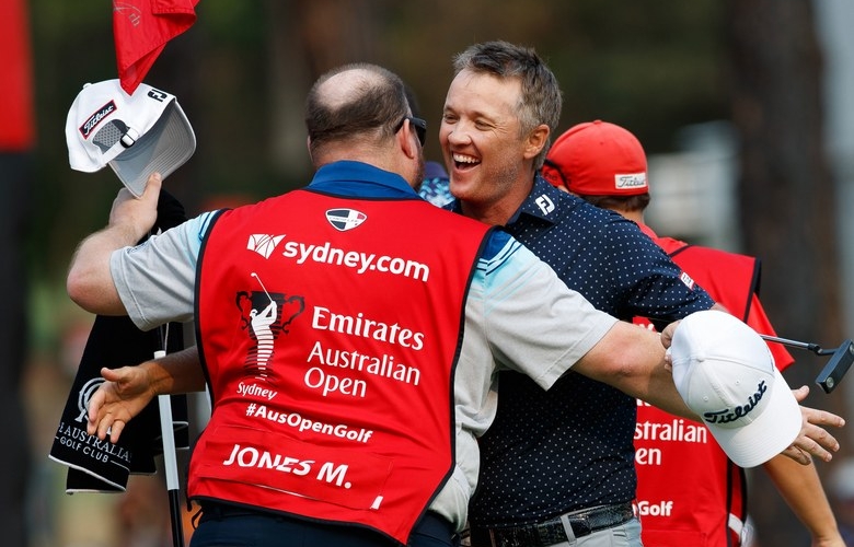 Khoảnh khắc Matt Jones và caddie ăn mừng chiến thắng Australian Open 2019 (Ảnh: Golf Digest)