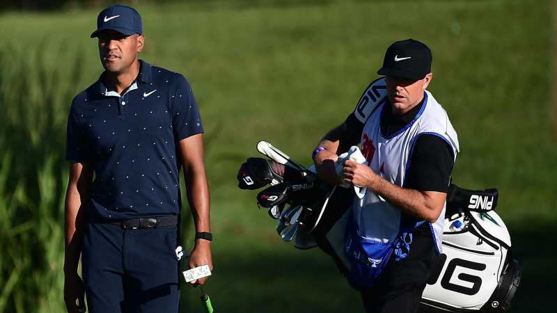 Tony Finau và huấn luyện viên - caddie Boyd Summerhays ở TPC Twin Cities (Ảnh: Golf.com)