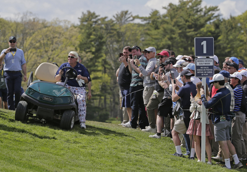 John Daly sử dụng xe điện tại PGA Championship (Ảnh: Seth Wenig/AP)