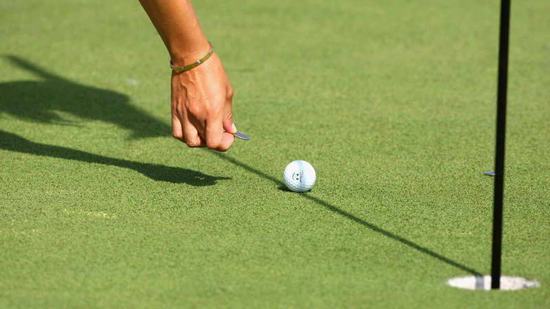 Đôi khi bóng của cột cờ bỗng trở thành người bạn vô cùng đắc lực trong những cú putt thẳng (Ảnh: Golf.com)