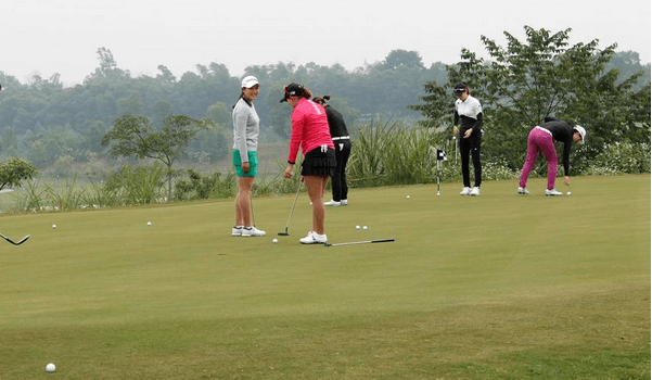 Các golfer nữ Hàn Quốc thi đấu tại giải KLPGA Winters Championship 2016 trên sân golf Sky Lake, Hà Nội