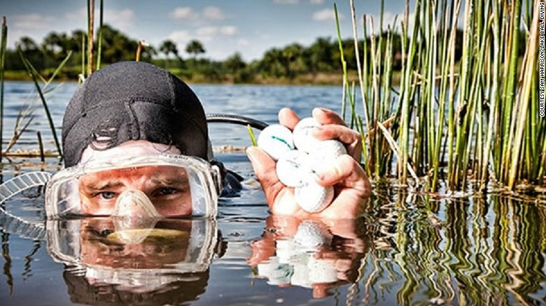 Nghề mò bóng golf dưới hồ đưa về thu nhập khủng cho người làm.