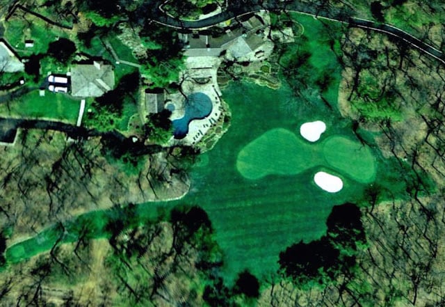 Sân golf với hố dài 140 yard cùng bốn khu phát bóng ở các độ cao khác nhau
